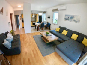 Sunny apartment by the beach